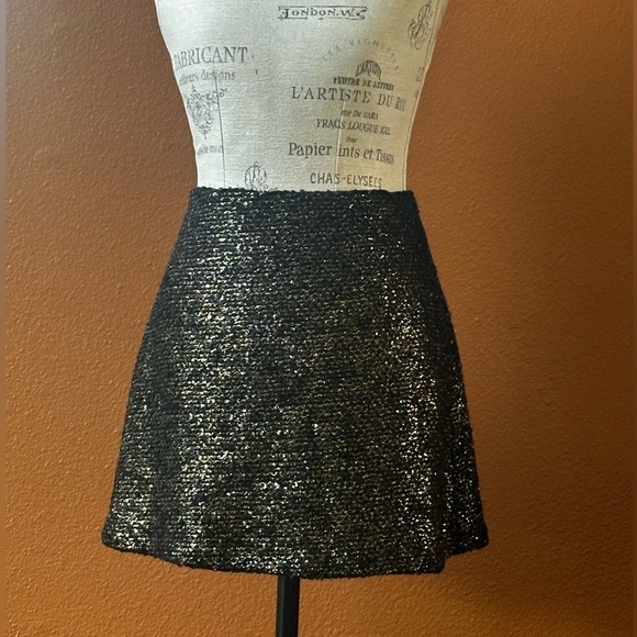 Alice + Olivia Dresses & Skirts - Alice + Olivia Black/Gold Mini Skirt Size 8 Excellent Condition!